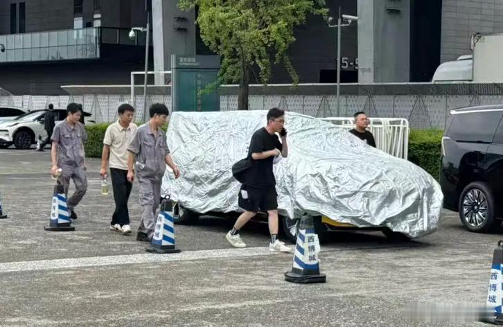 被泄露的领克20了，靓丽的车漆颜色和夸张的后扰流板，现在最想知道价格2026成都
