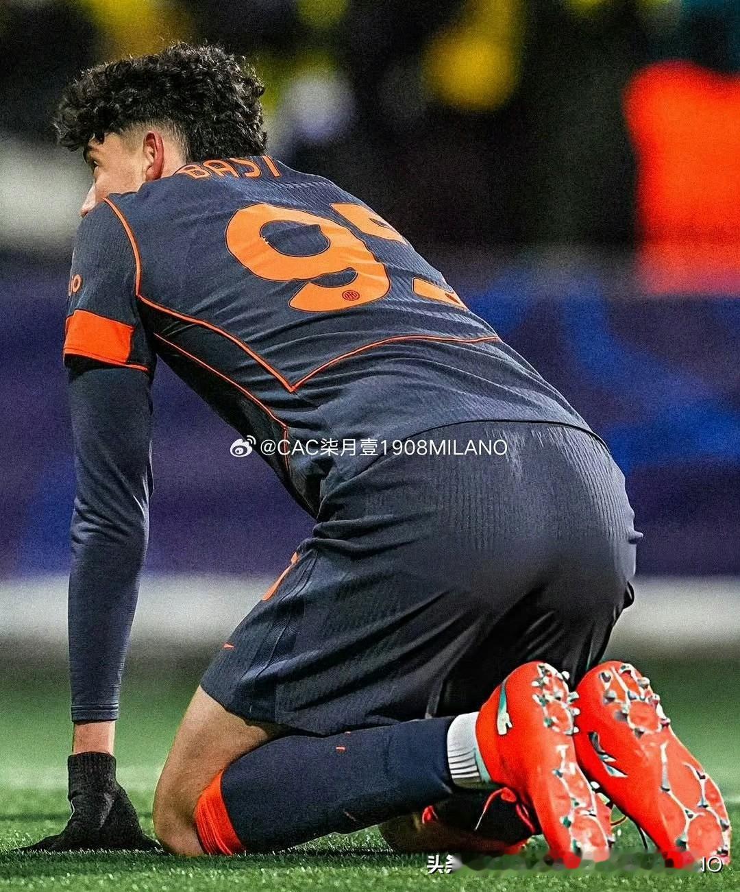 国际米兰欧冠
客战博德闪耀赛前
刚看到留言说穿什么鞋:

其实，博德闪耀的场地严