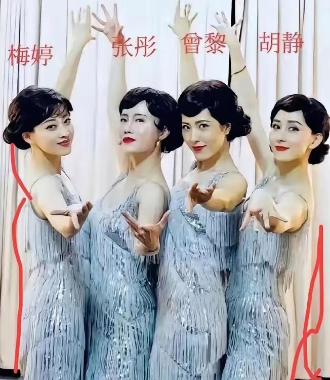 别再争论曾黎和胡静谁更美了。
她们早就跳出了这张评分表。
你看曾黎在《好事成双》