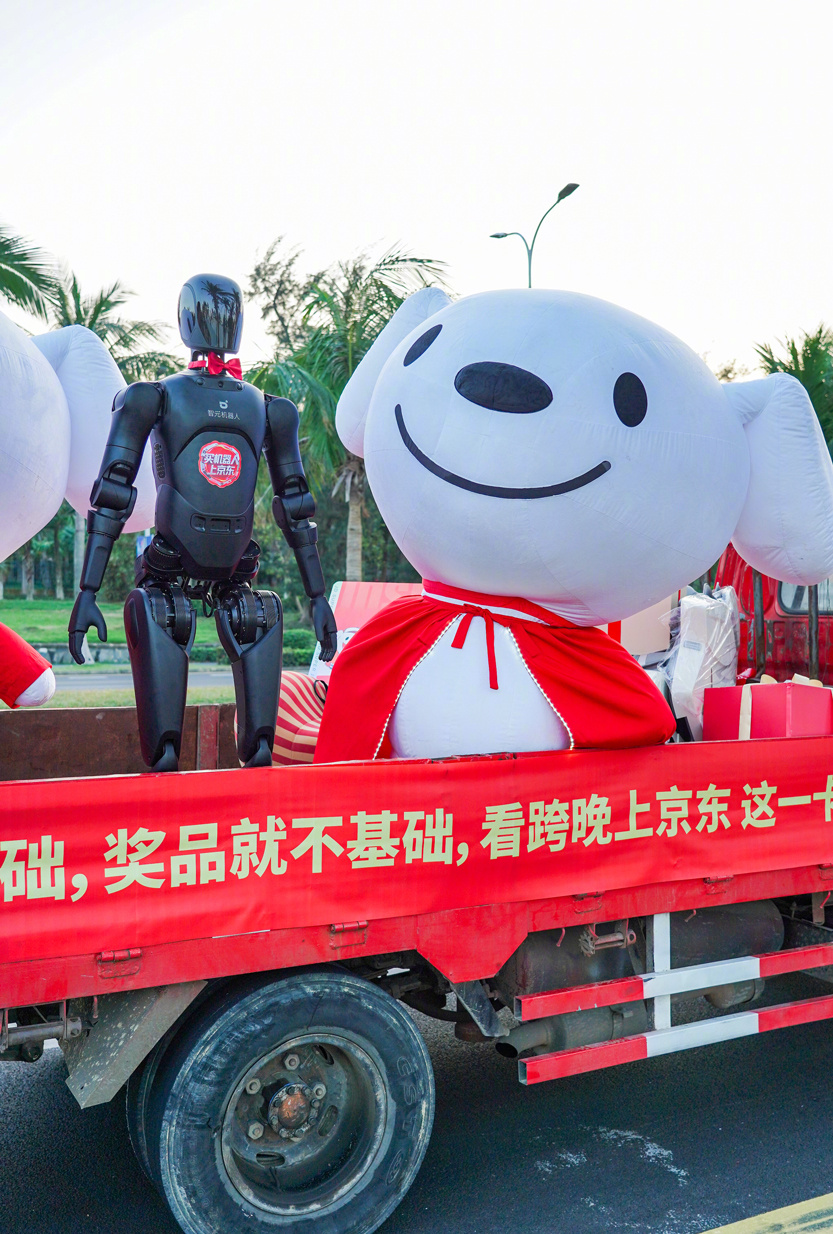 网友偶遇京东跨晚大奖车  今天刷到有人偶遇街头的7米大卡车，满满一车奖品看着也太