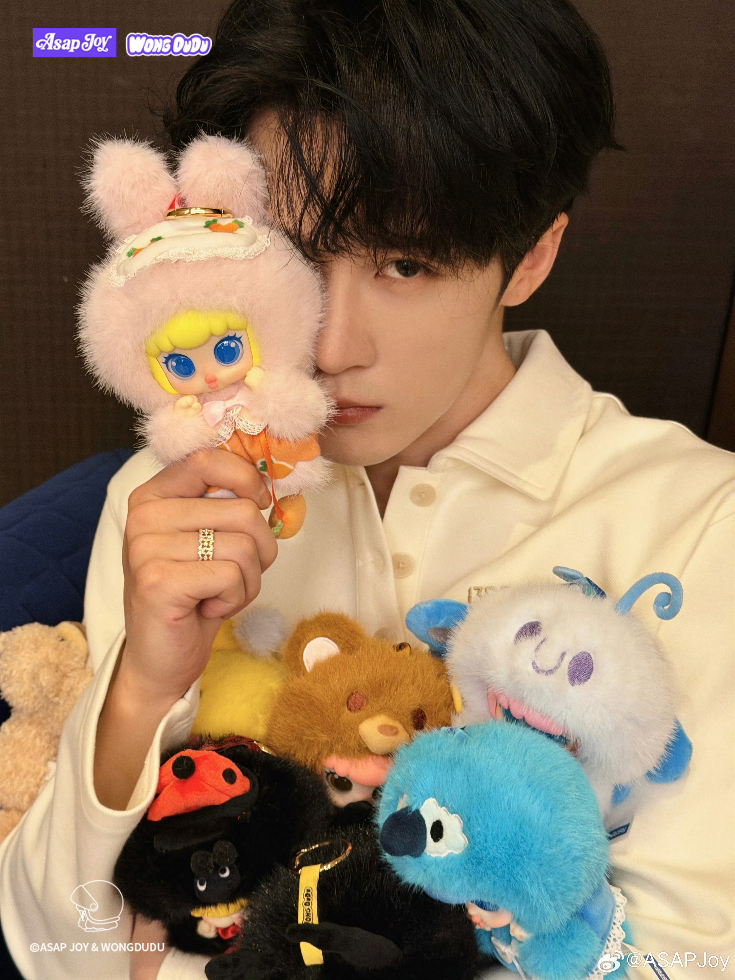 好喜欢这种反差感…明明手上拿的是可可爱爱的玩偶，眼神却是冷冷的那种