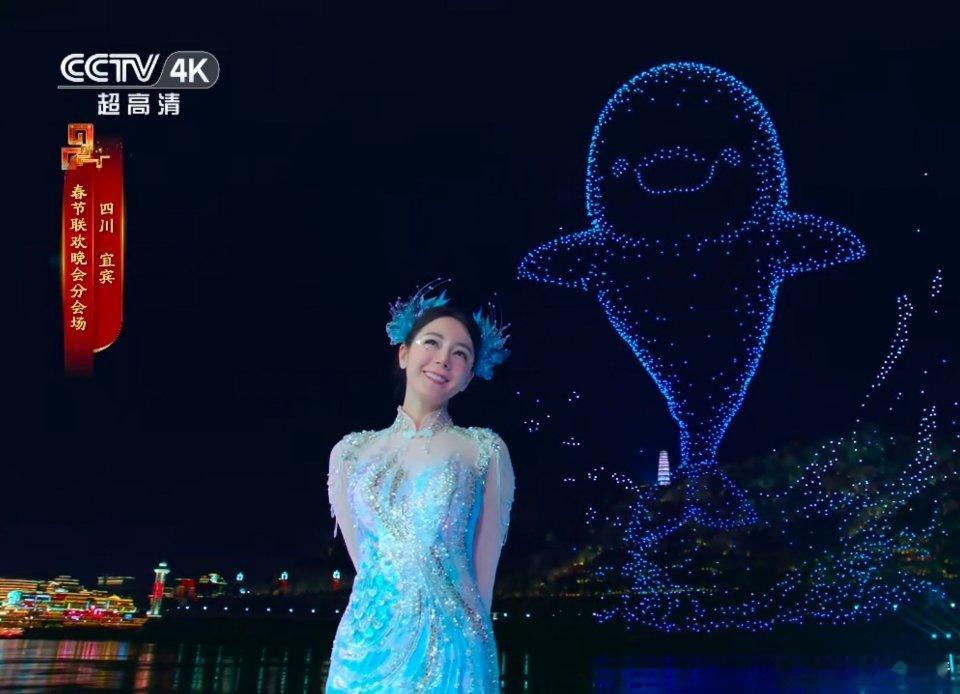 谁给迪丽热巴化的妆弱弱的问一句，天空飘了个鲸鱼吗？