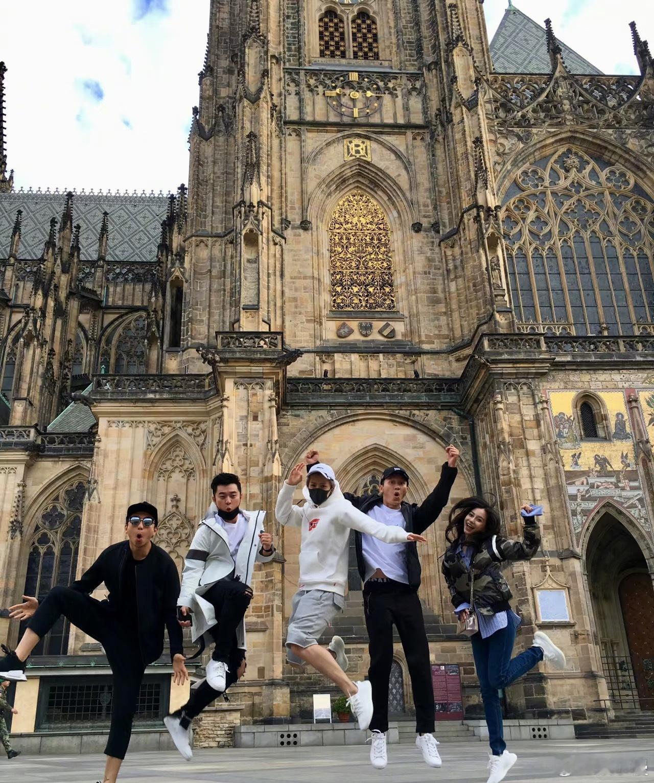 Angelababy郑恺陈赫李晨合影天呐，好久不见初代跑男真的是经典之作了！ 