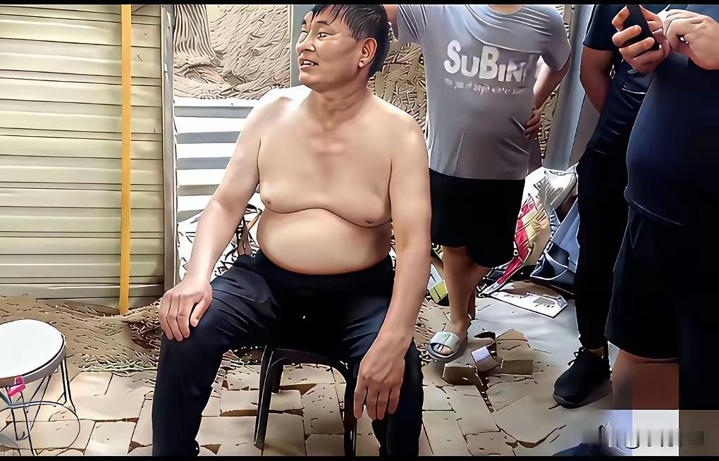 大衣哥就是农民本色
商演唱歌找了钱也还住在老屋
空了
种种地，哼哼歌
热了
打会