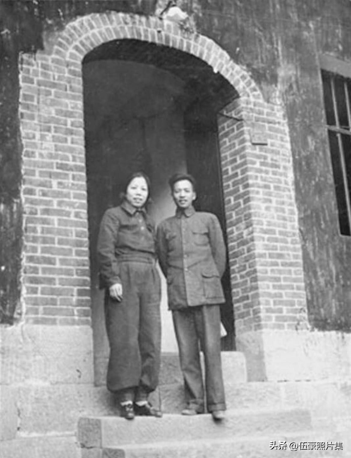 1940年，邓颖超（左）同钱之光（右）在重庆红岩八路军办事处门前合影。钱之光时任