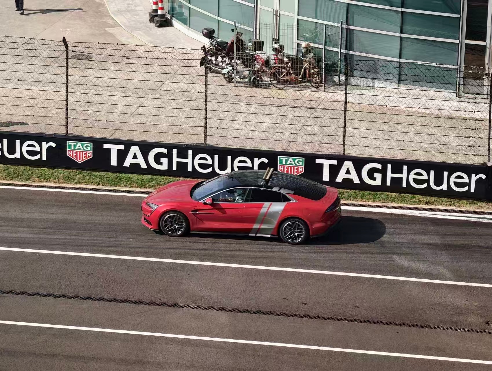 好好好～这彩蛋是直接砸下来的吧，我看见国产顶流开始抢奔驰饭碗了不过话说，这个仰望