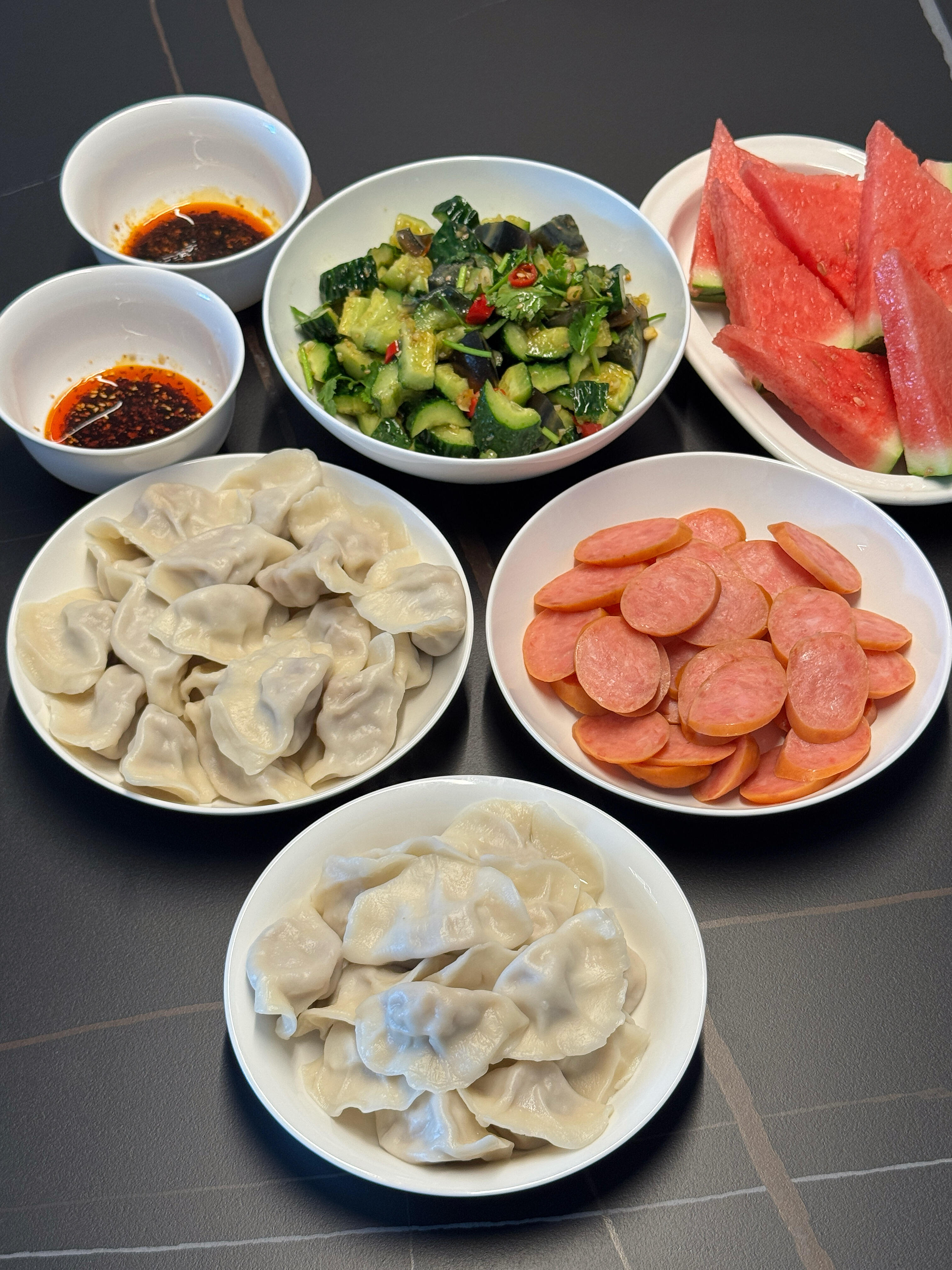 一屋两人,三餐四季,看似平淡,却也欢喜。 