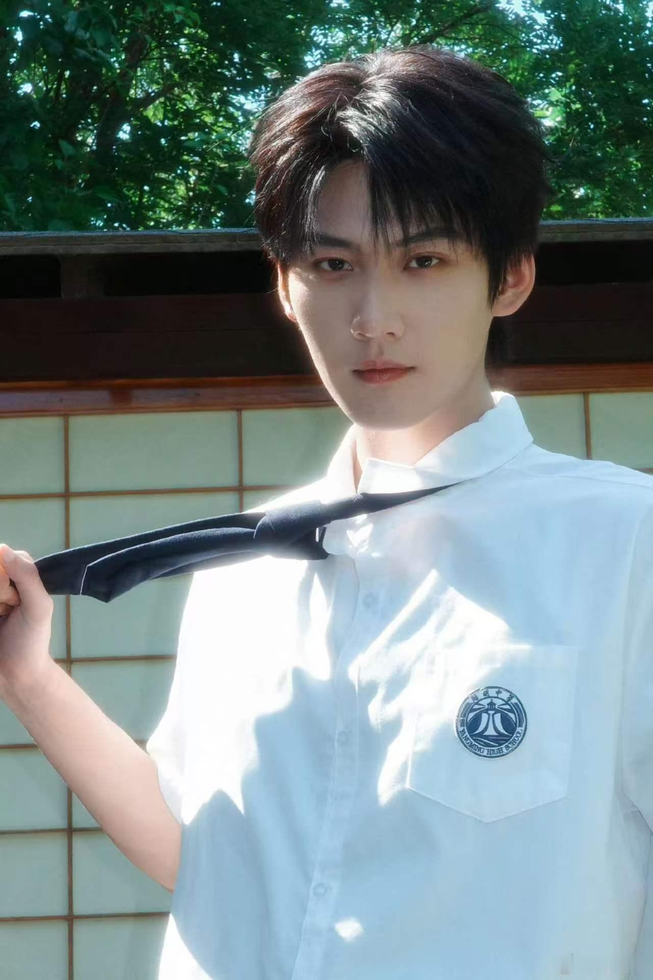 周柯宇包上恩拍立得 晚风、校服、对视、心动——这套拍立得把青春片该有的元素全凑齐