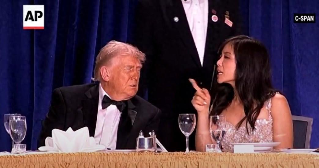 敢用手指着特朗普鼻子说话的这个华裔女性，到底是谁？
白宫晚宴枪击事件的视频和照片