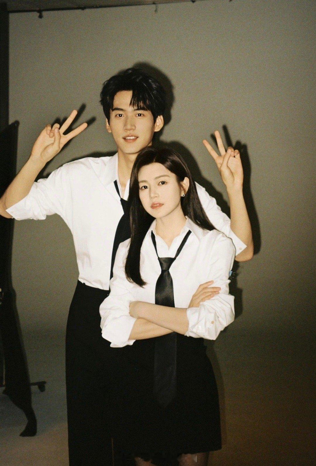 起猛了在现偶剧看到男生下衣失踪穿搭哈哈哈哈哈哈周柯宇、陈妍希这对cp，果真是越看