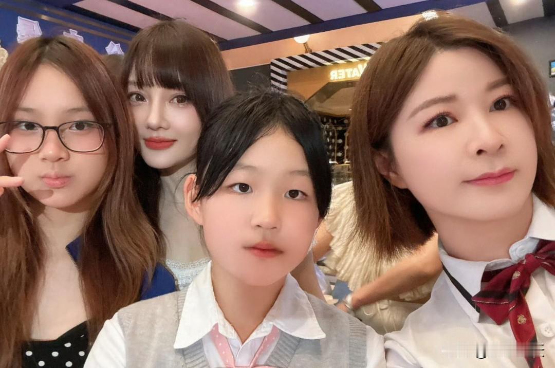 杜华带女儿现身小酒窝生日会，与甜馨小酒窝同框，星二代们齐聚庆祝。 ​