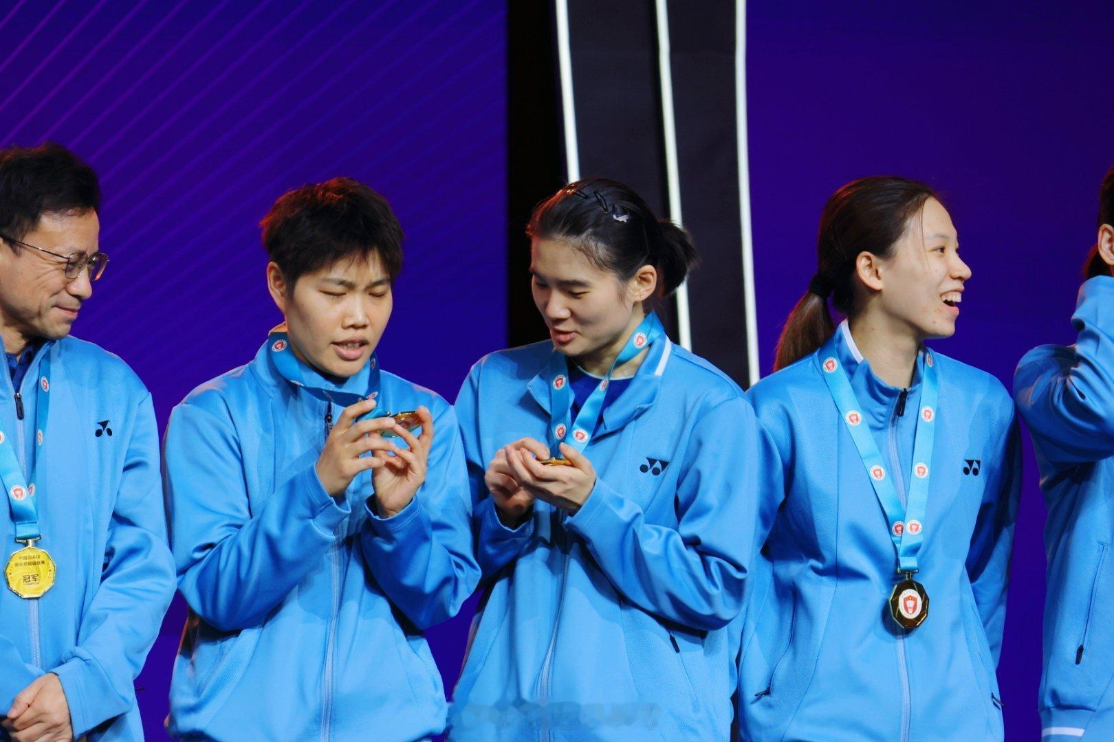 收到奖牌，也要好好观察讨论一番~羽超联赛