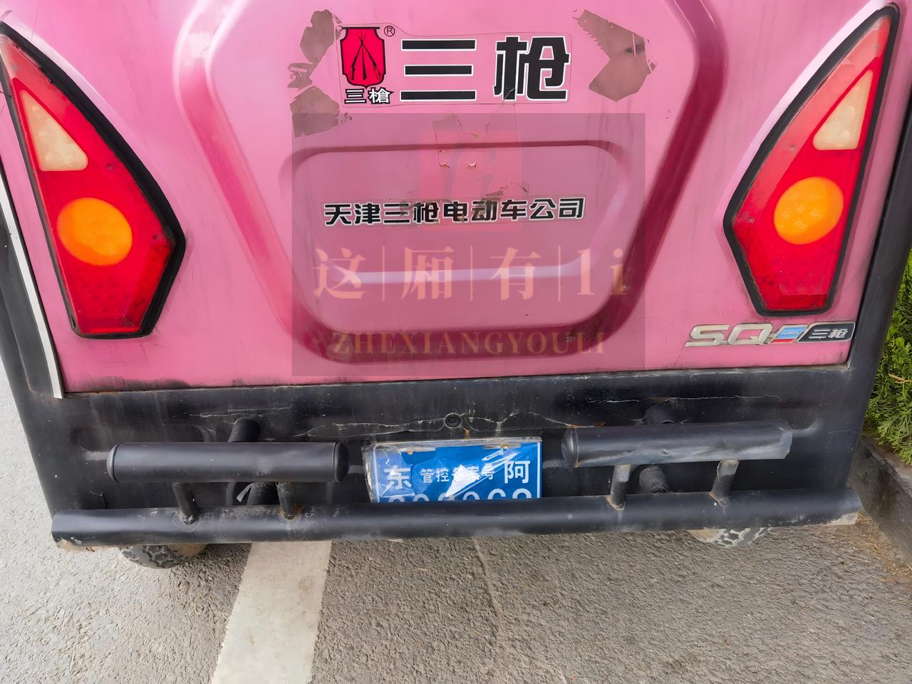 东阿老头乐的备案牌，戳中了很多城市管理的痛点。
一边是诸如大济南一样一刀切，禁行