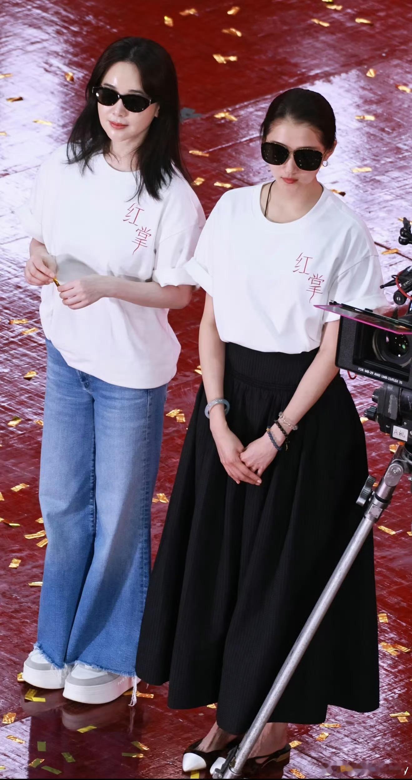 关晓彤平底鞋关晓彤孟露莎 红掌昨日开机，关晓彤饰演留学归来的天才画家孟露莎，用画