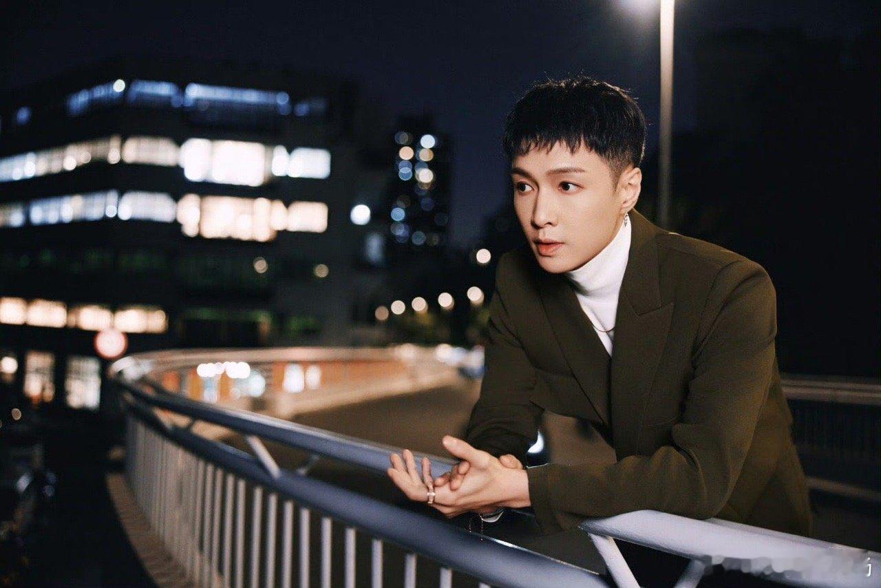张艺兴白切黑  张艺兴黑白预告  张艺兴新歌《What about love》的