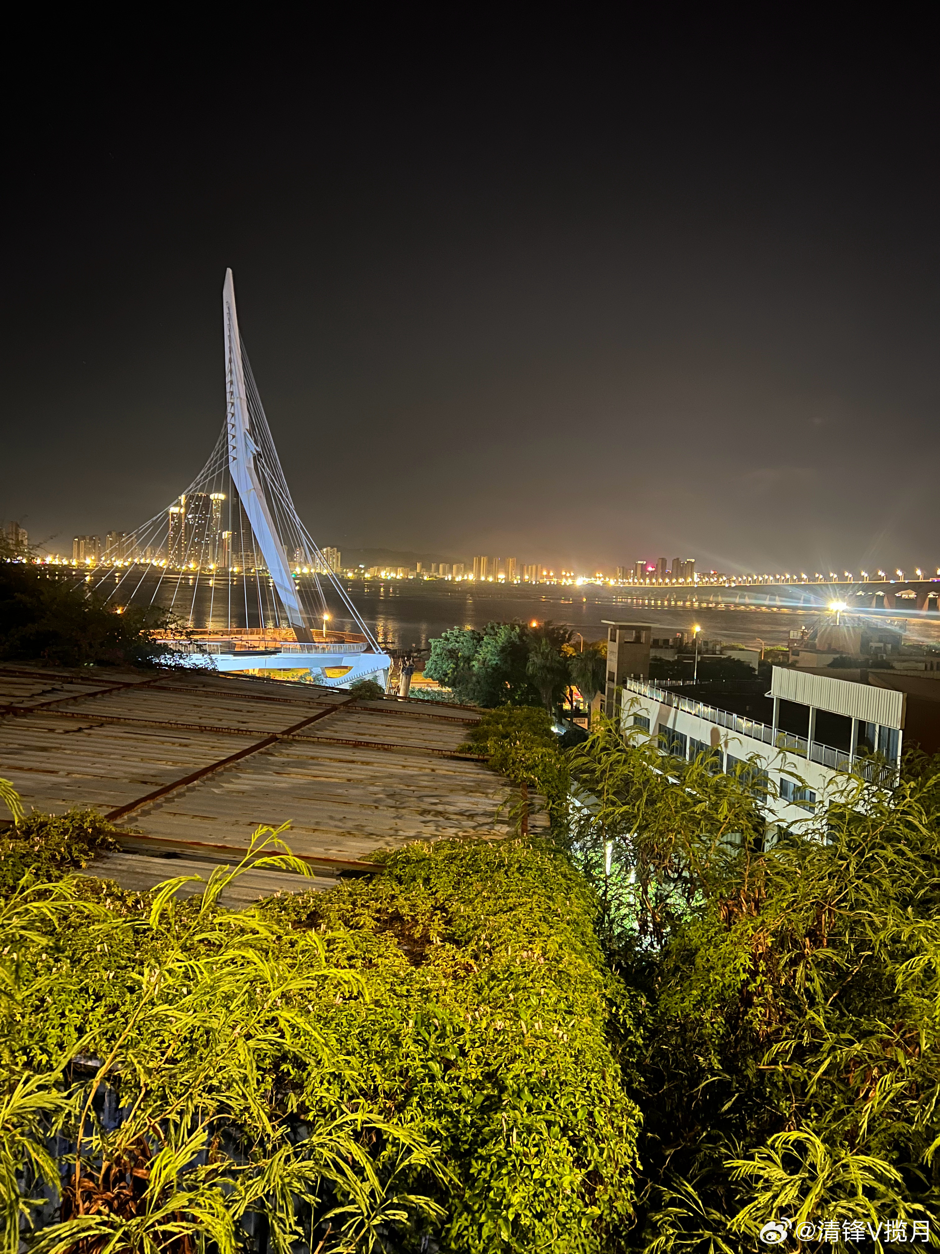 心绪烦闷之时登高眺望夜景，江面灯火点点，晚风拂面，所有的不开心，都被夜色慢慢治愈