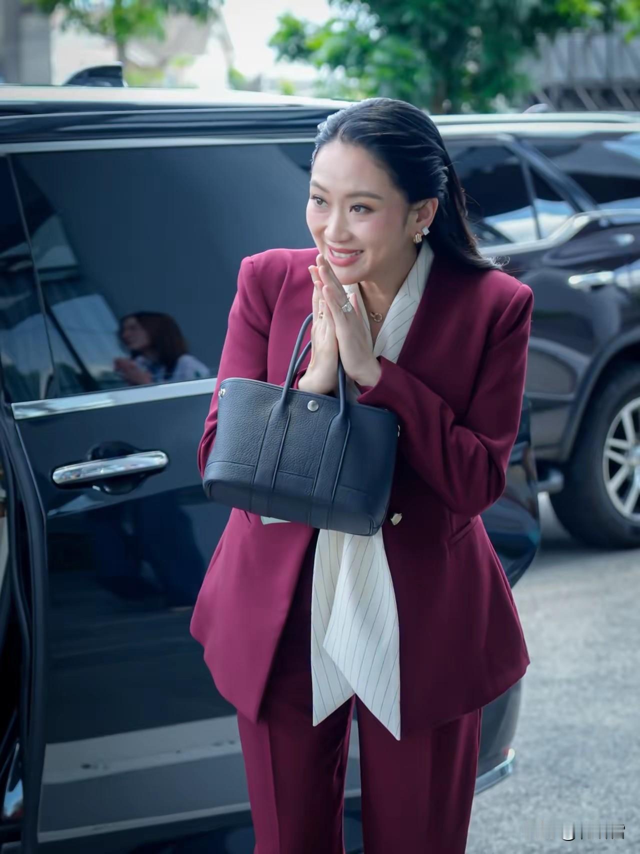 佩通坦直接一条路走到黑，她主持为泰党的月度例会，气场和架势真够唬人，她又出来“炫