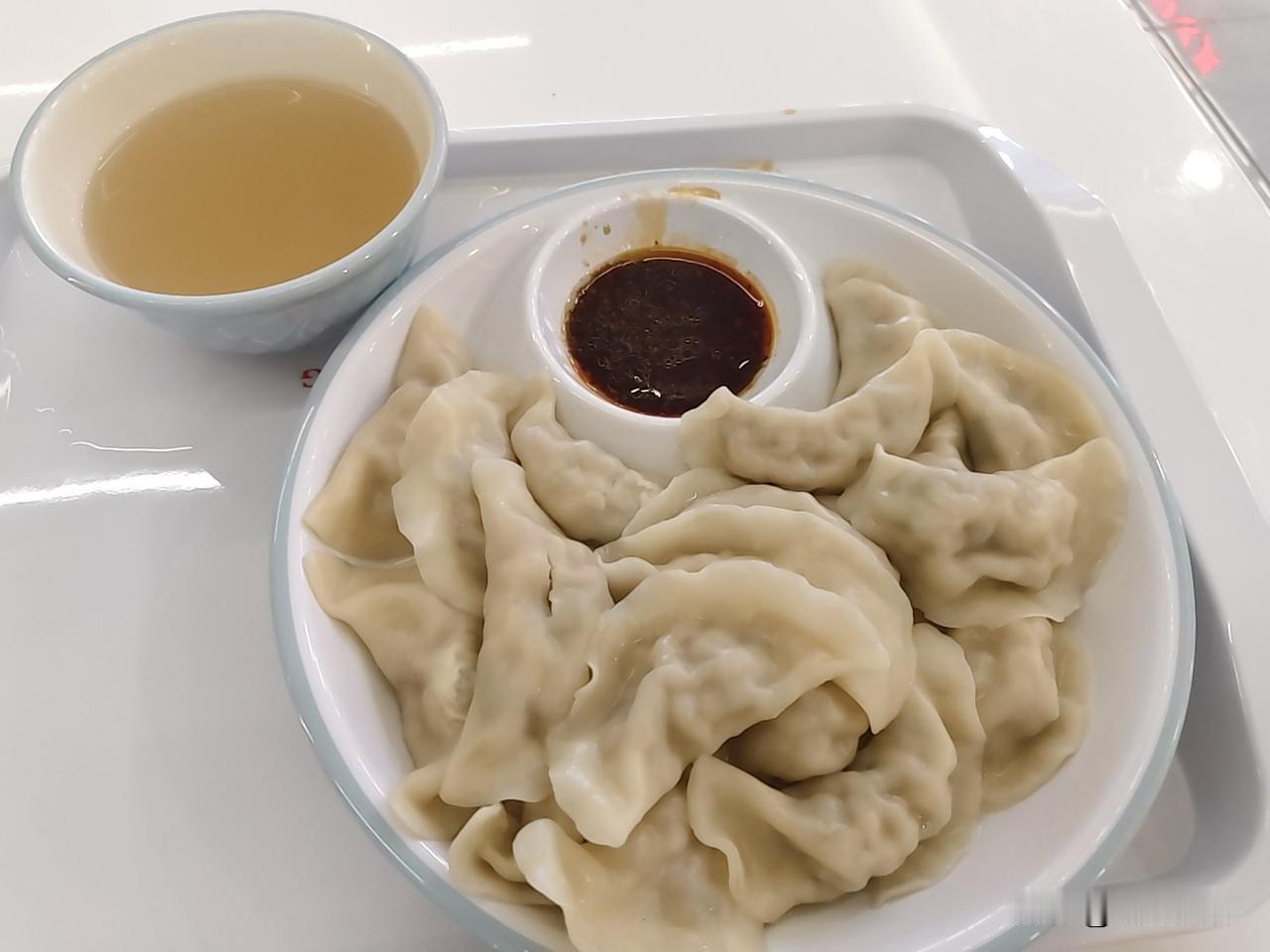 第一来京东吃饭，价格真不贵，环境好，饺子品相也好，肉馅才12元。
外面店铺，韭菜