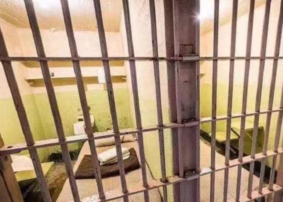 1962年，恶魔岛监狱的狱警查房时，看到一名犯人还在睡觉，便上前碰了一下。让狱警