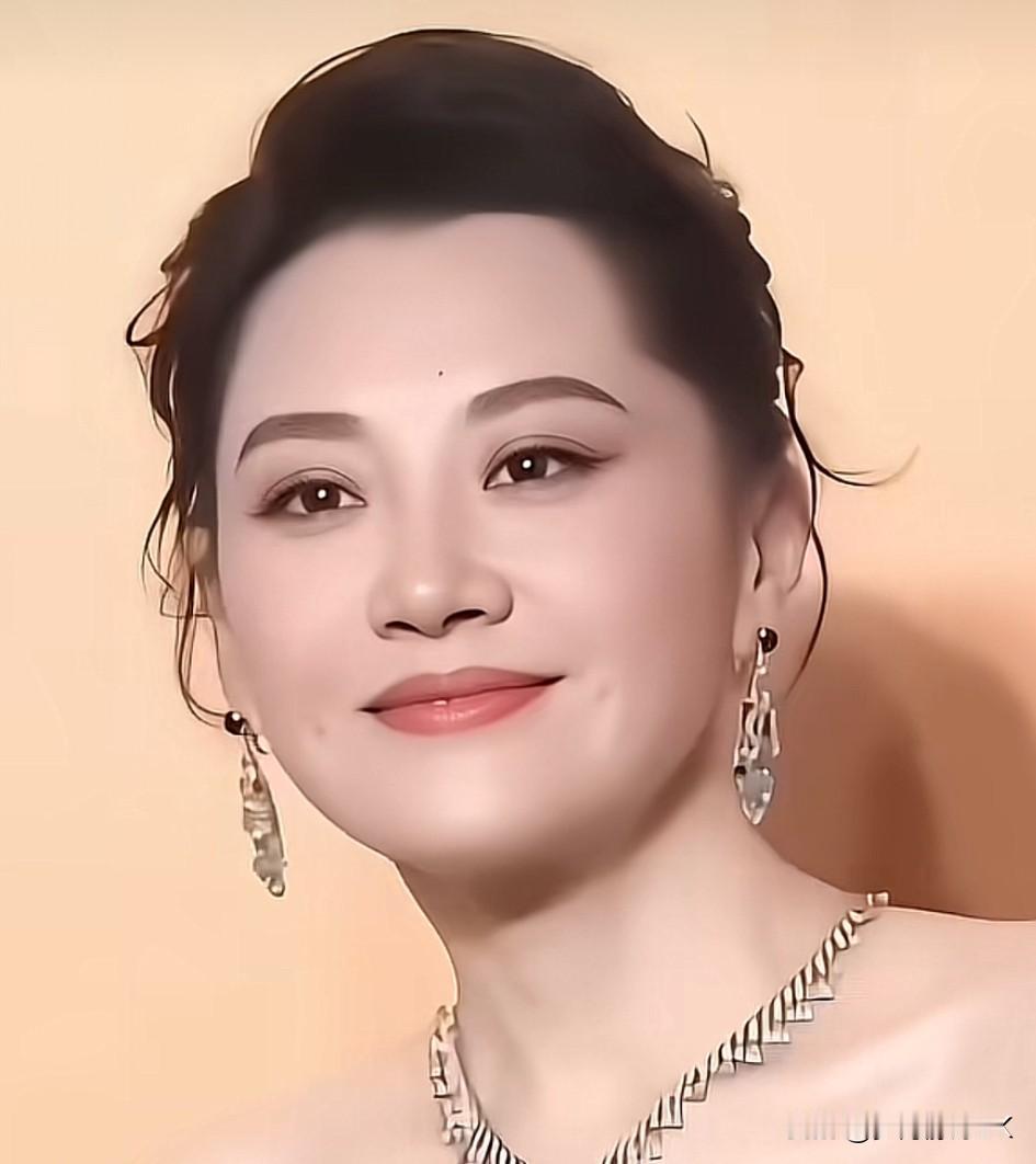 57岁的许晴美得让人惊叹！在娱乐圈这个更新换代极快的地方，很多女星都敌不过岁月流
