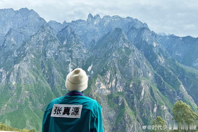 张真源没想到吧这套衣服居然还有物料  张真源这套衣服还有新物料  张真源这套衣服