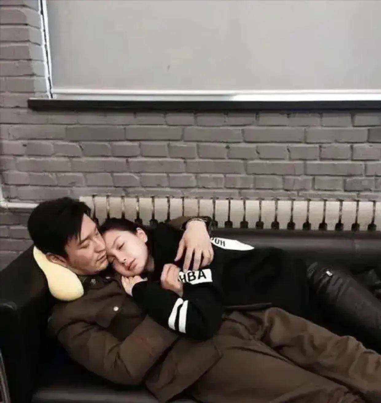 baby黄晓明曾经是真心爱过的，看看baby这个依赖和黄晓明宠溺的样子！可惜了这