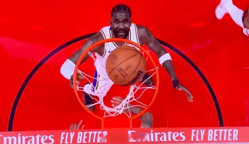 美媒晒艾顿看火箭进球视角 表情太好品何等复杂的神情！美媒Brick Center