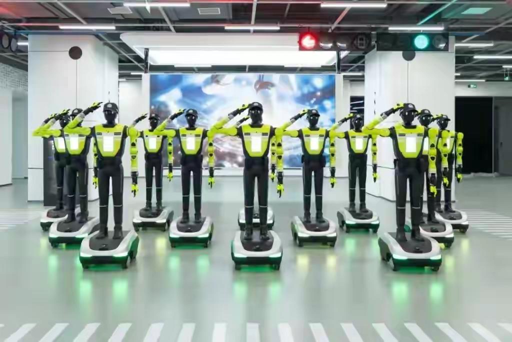 全国首支机器人交警中队上岗 “五一”假期第一天，全国首支机器人交警中队“杭警智行