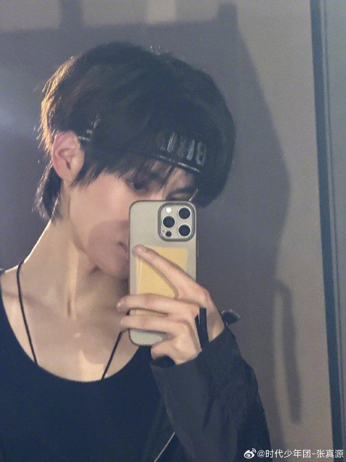 张真源发带小子 谁的DNA动了！发带造型的张真源帅出新高度，眉眼锋利又带少年气，
