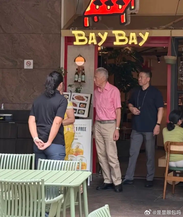 74岁李显龙和老婆何晶现身一家餐厅吃饭被偶遇，夫妻俩打扮低调，身边没有保镖和助理