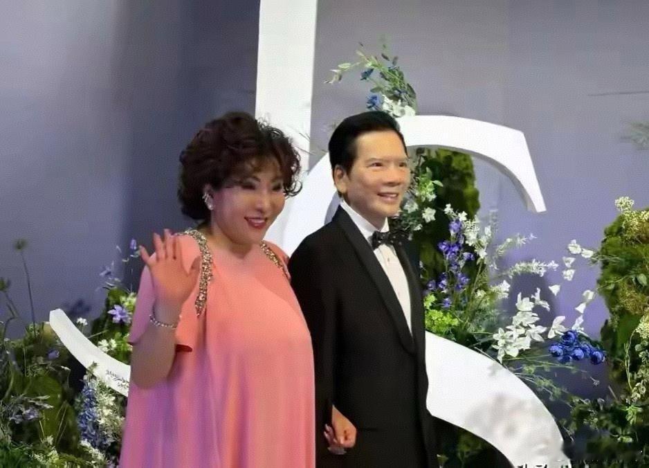 向太一身粉嫩装出席萧敬腾的婚礼，真的又美又年轻呀！美翻了 ​​​