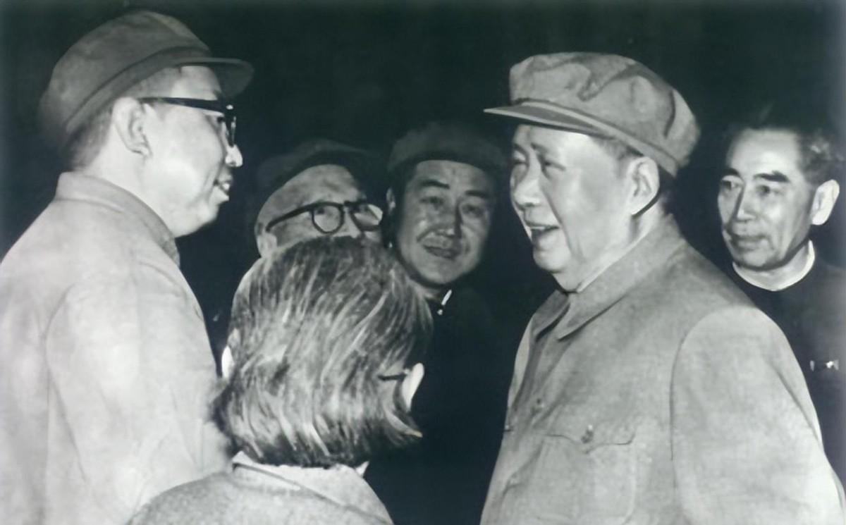 2002年张鹤亭探望华国锋闲聊，他好奇问：你后来怎么会选择辞职呢？
1958年初