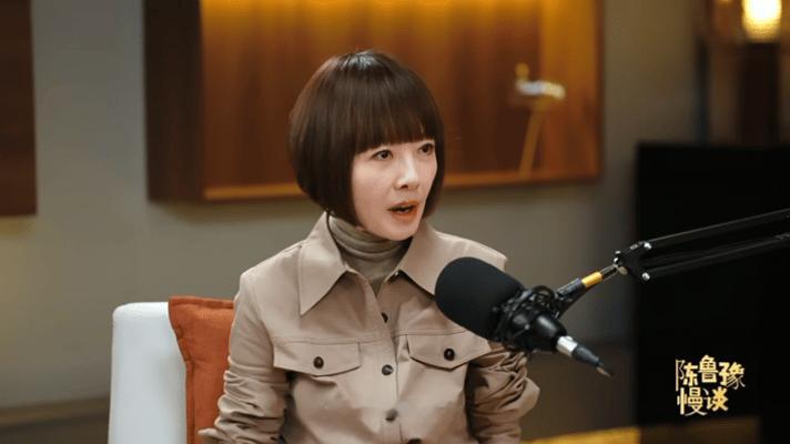鲁豫说AI时代更需要人味鲁豫道破了AI时代的bug在《陈鲁豫慢谈》里鲁豫感慨，十