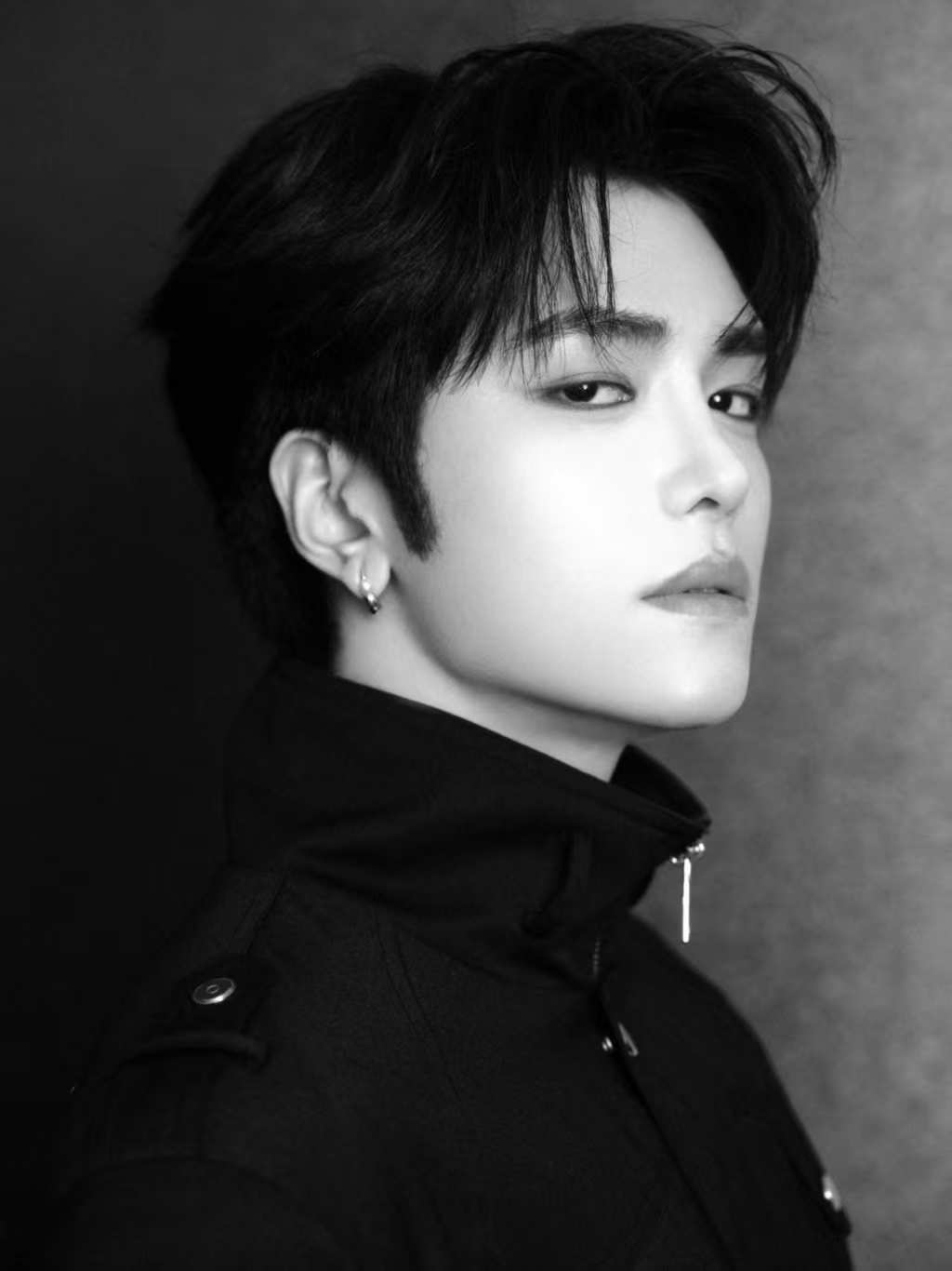 邵子恒allblack造型邵子恒18宫格 全黑氛围感拿捏！18 宫格怼脸太帅啦，