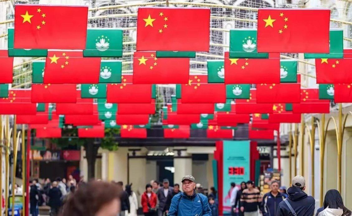 澳门回归祖国影像如今看依然感动 回溯 25 年前，当那鲜艳的五星红旗在澳门的天空
