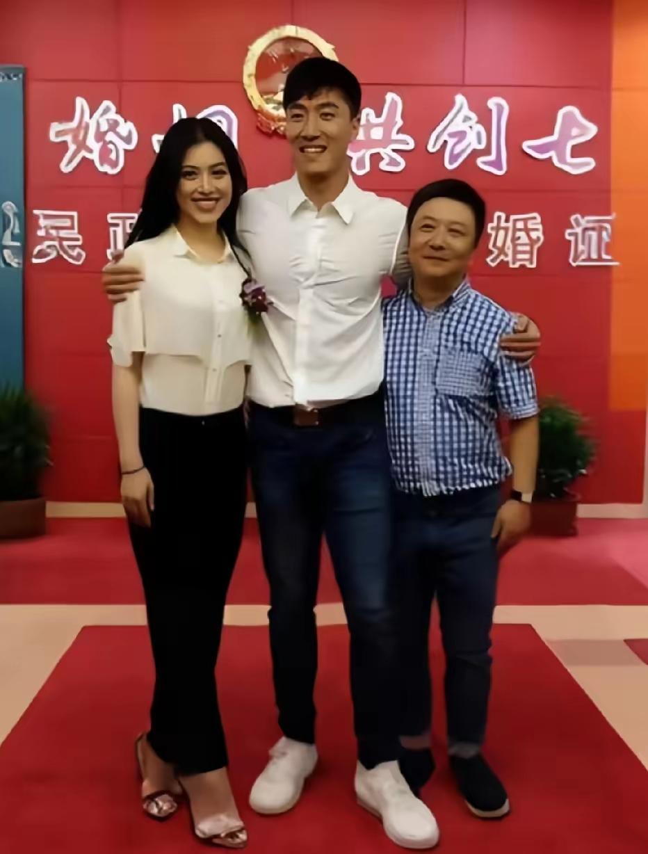 刘翔和葛天当年在上海普陀区民政局领证的照片，最近又被网友翻出来热议。
这段从恋爱