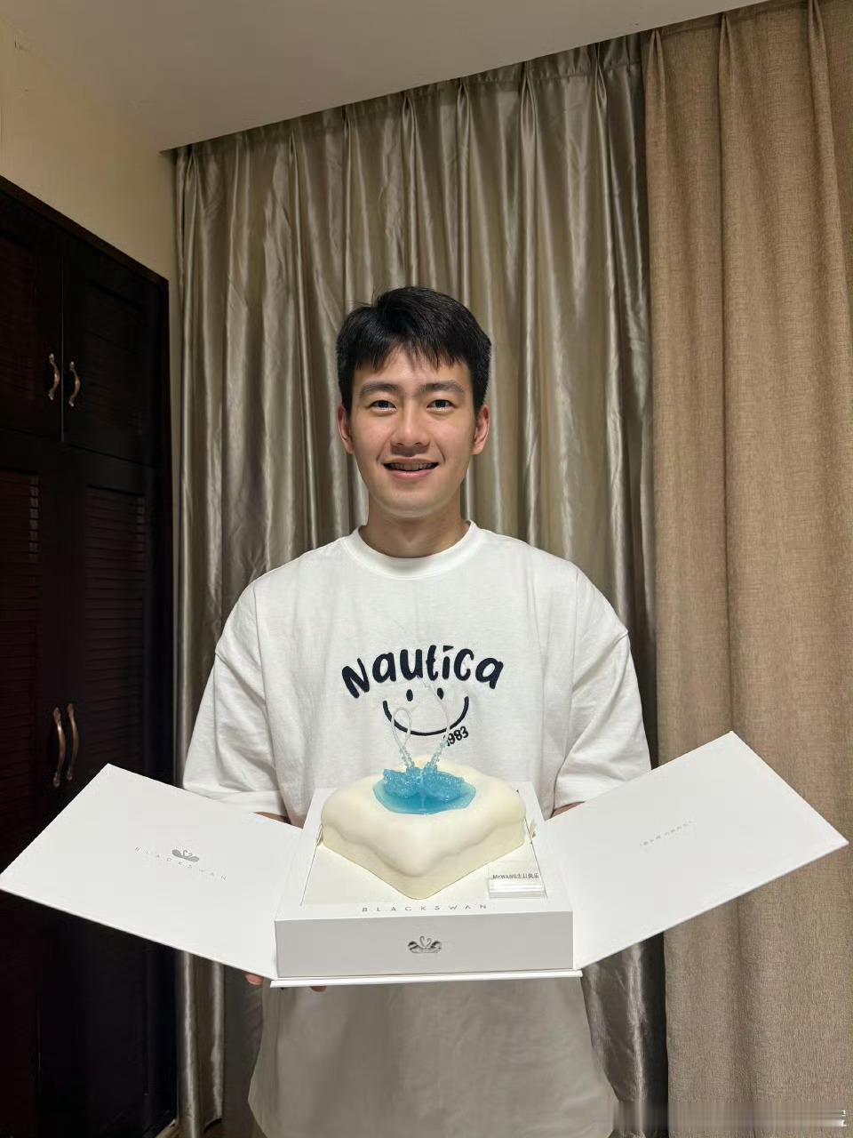王昶24岁生日照24岁的王昶生日快乐呀🎉祝阿昶24岁光芒万丈✨愿你健康涨球，挑