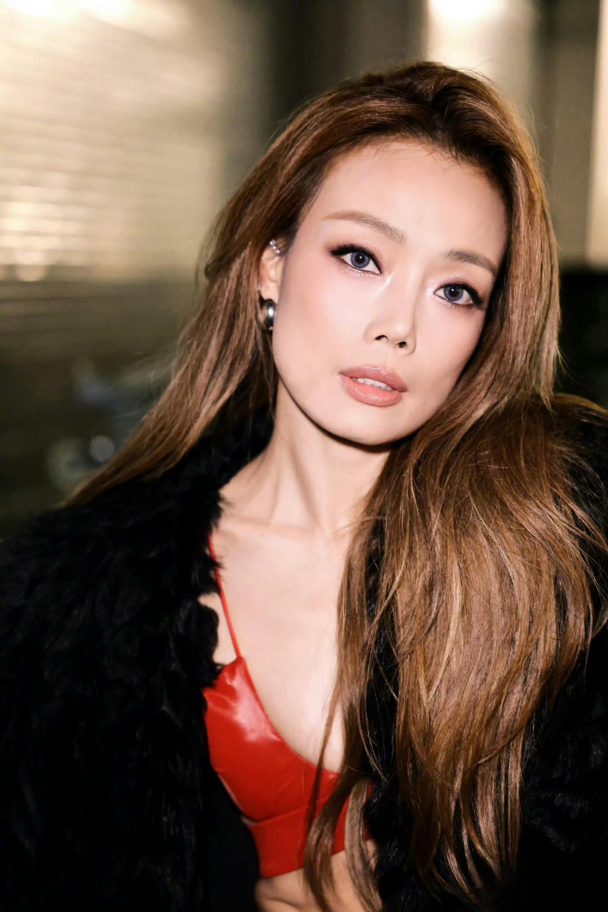 歌手回访十季十人歌手2026回望十季经典音乐舞台，往届实力歌手温情相聚畅谈过往，