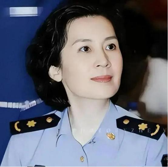 她25岁结婚，丈夫说“你演那些搂搂抱抱的戏，我脸上挂不住”。她演了八年贤妻，最后