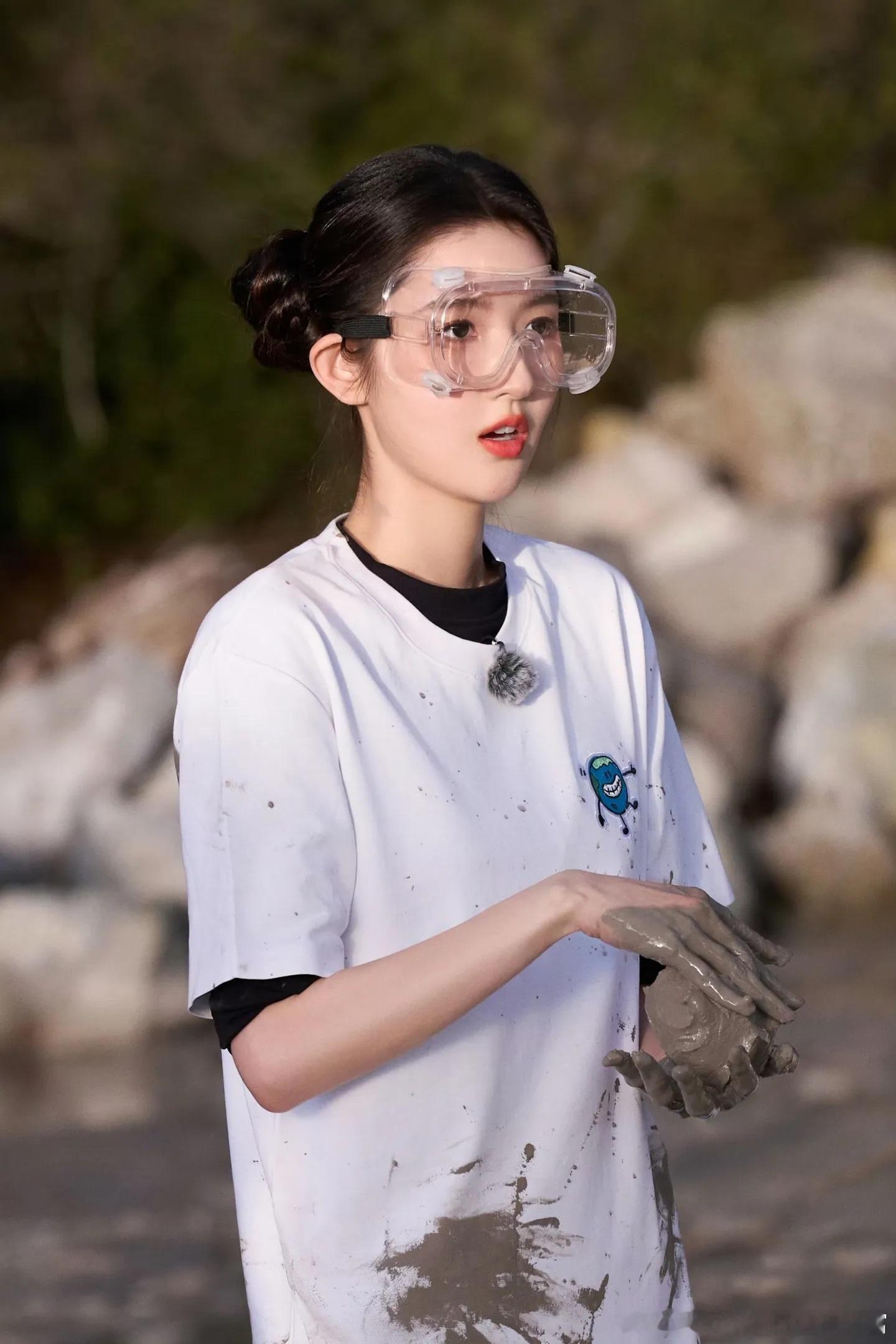 王玉雯舞蹈搭子小绿猫王玉雯带大家复习地球团舞动作王玉雯也太可爱啦，抱着小绿猫搭档