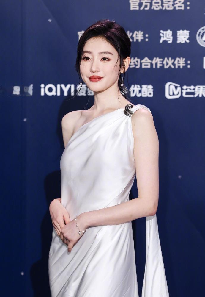 今天张天爱在出席时尚活动的时候穿了一件白色的斜肩裙，看上去非常的有女神范儿。
