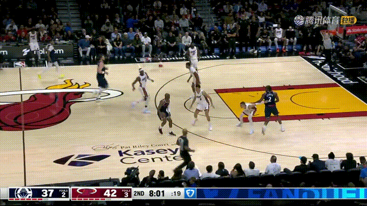 快船超级巨星伦纳德真是太受尊重了！在今天快船客场挑战热火的比赛中，当时比赛进行到