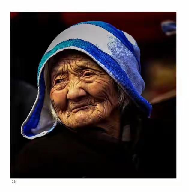 洪水之中双向奔赴！湖南武警战士执意让出热饭，手持八宝粥的阿姨连连推辞，看哭无数网
