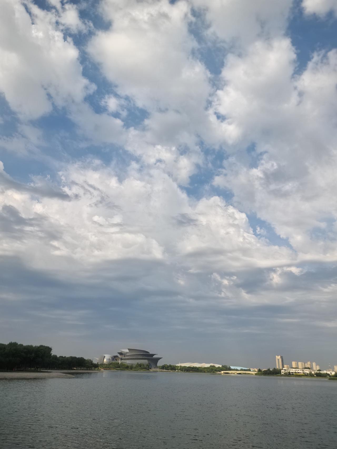 随拍清风湖站在湖边远眺雪莲大剧院