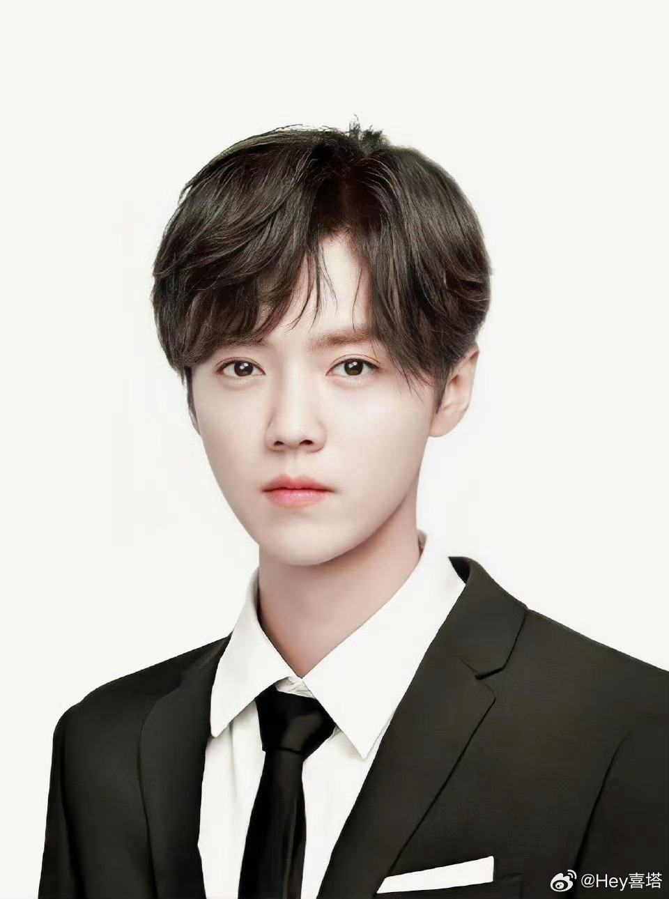 鹿晗 护照届最严厉的父亲 无论是过去还是现在 此男就是如此的权威帅哥可以欣赏，但