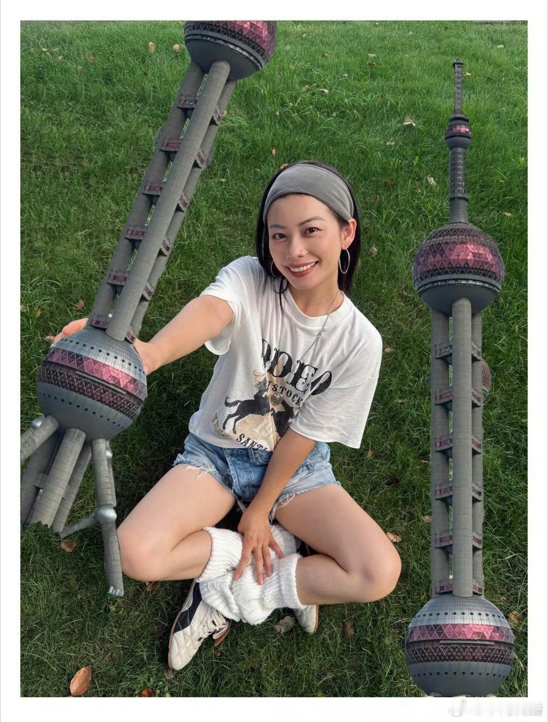 年轻人拍照主打一个好玩又好颠 当传统游客还在寻找最佳拍摄角度时，潮流青年已经在创
