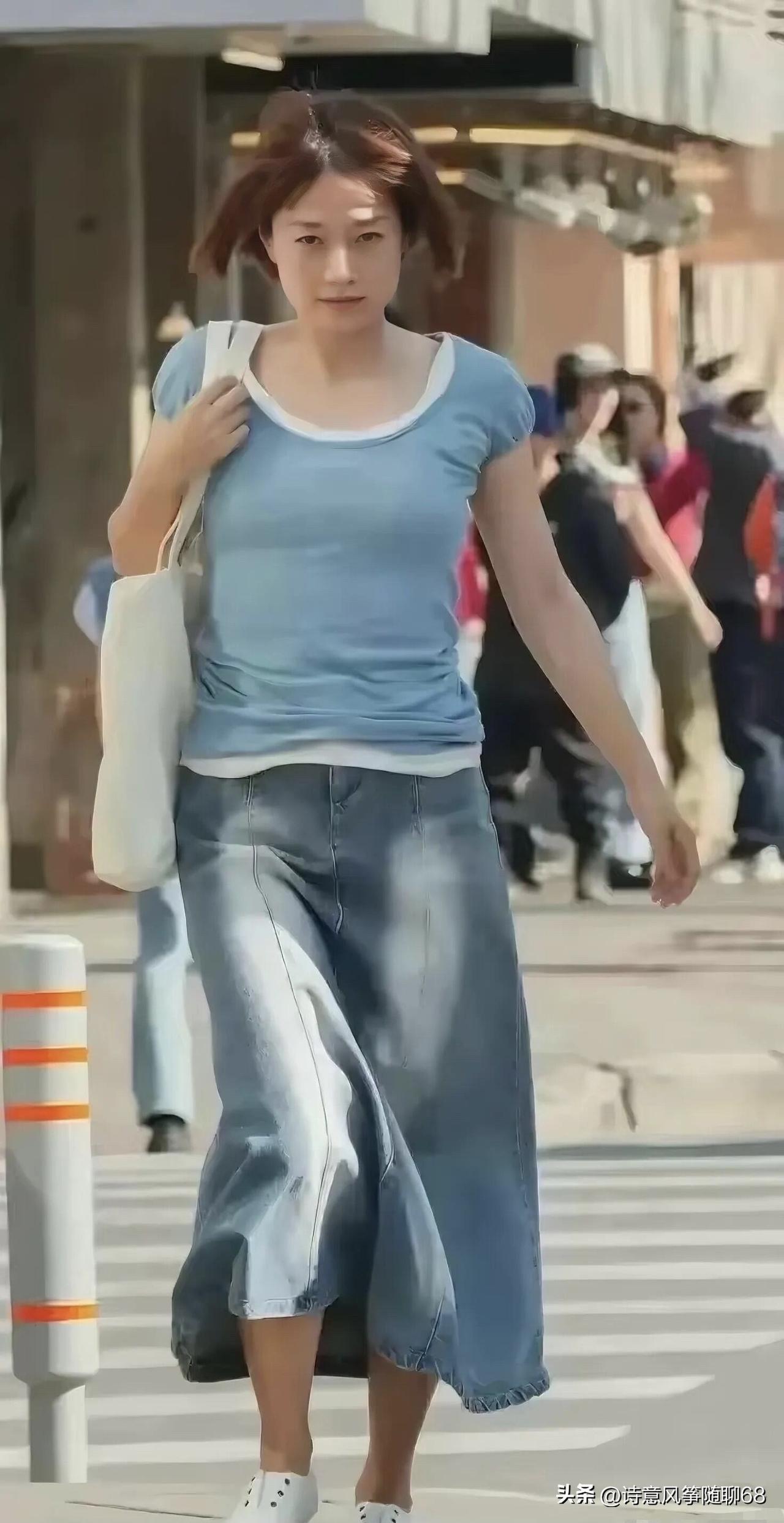 女神老了还这么好看，50岁身材依旧完美，不臃肿，皮肤也没有垮掉，她的气质越来越好