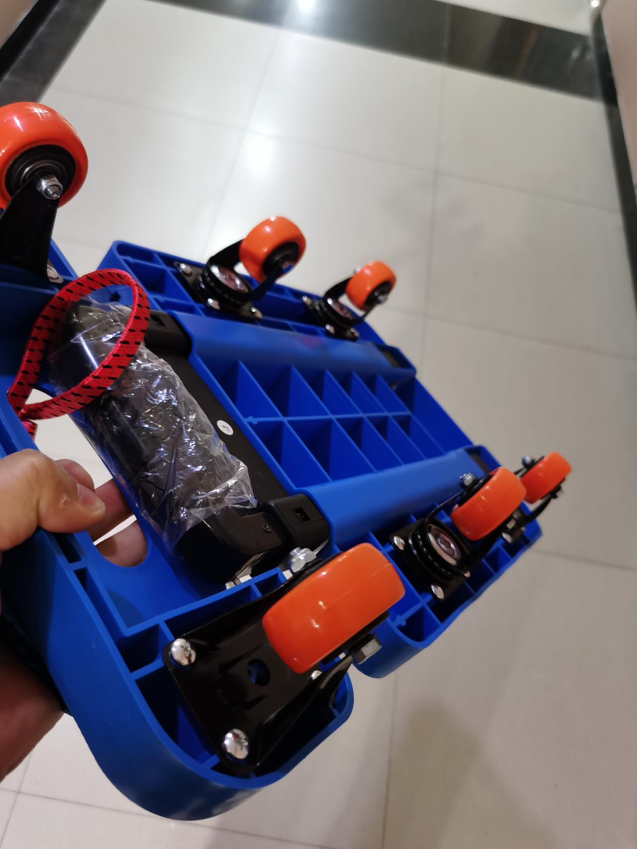 入手了一个小拖车，MiNi型的，小巧玲珑不占地方，平时放车里角落就行。小轮子很顺