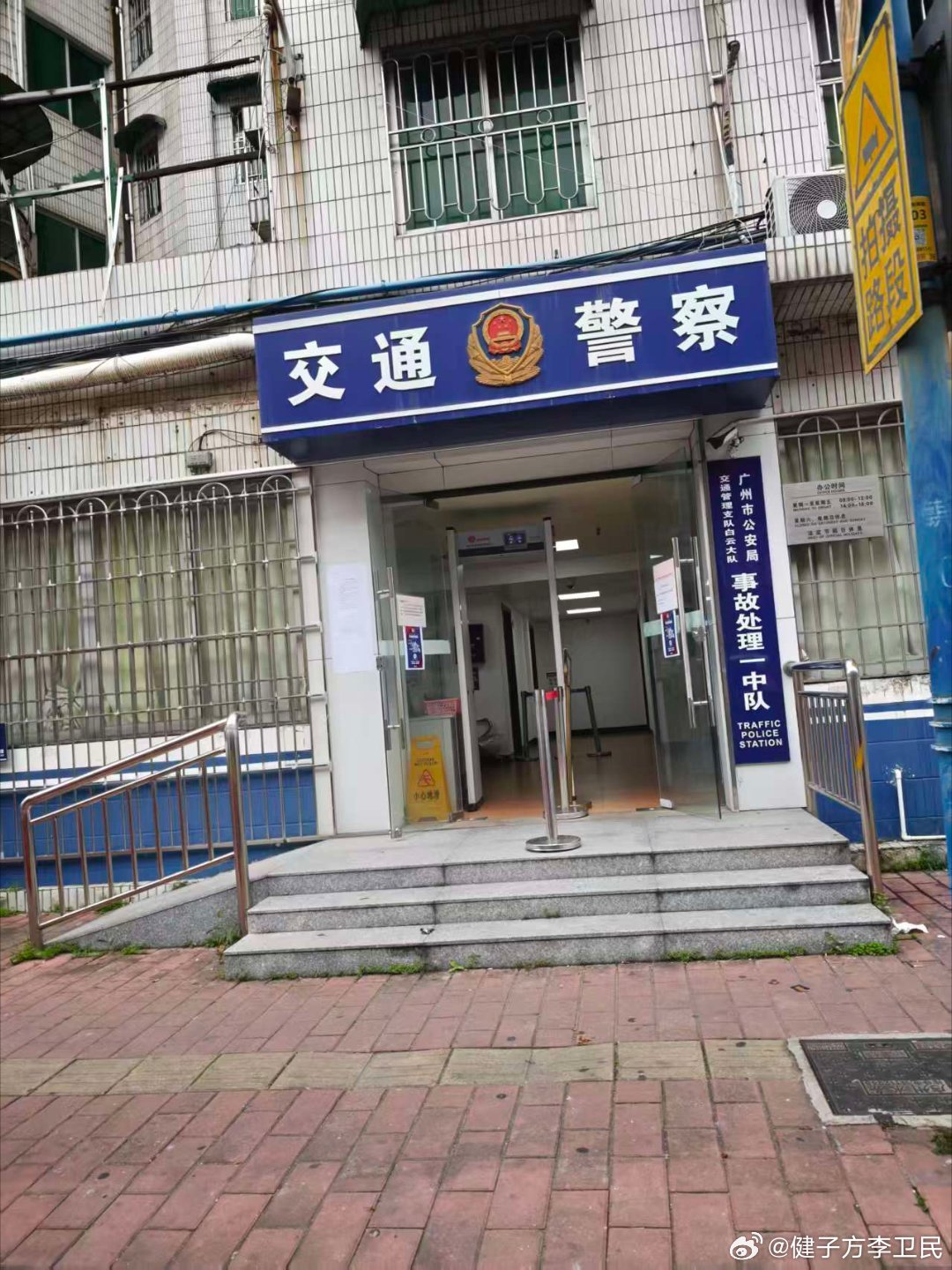 5月12号那天中午，问界M9遭碰瓷，电动摩托车佬，轻摔爬起，像啥事都没有，我立刻