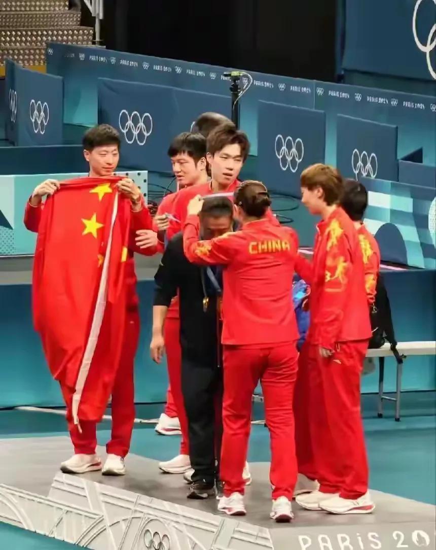 国乒大合照来了！

今年巴黎奥运会，国乒和跳水“梦之队”一样，完美收官，拿到了所